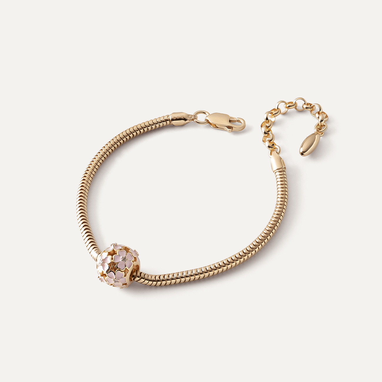 Bransoletka z ażurową kulką z różowymi kwiatami typu beads, srebro 925 w złotym pokryciu