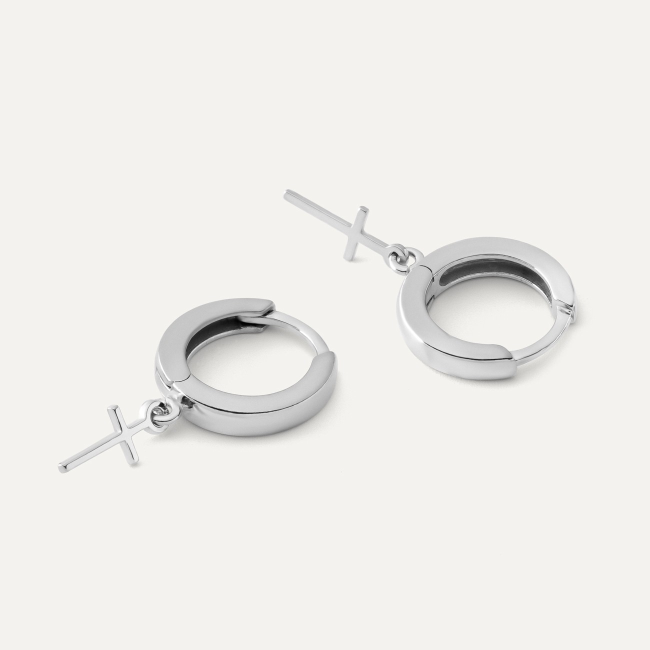 Ohrringe mit einem Kreuz - Anhänger, 925er Silber platiniert