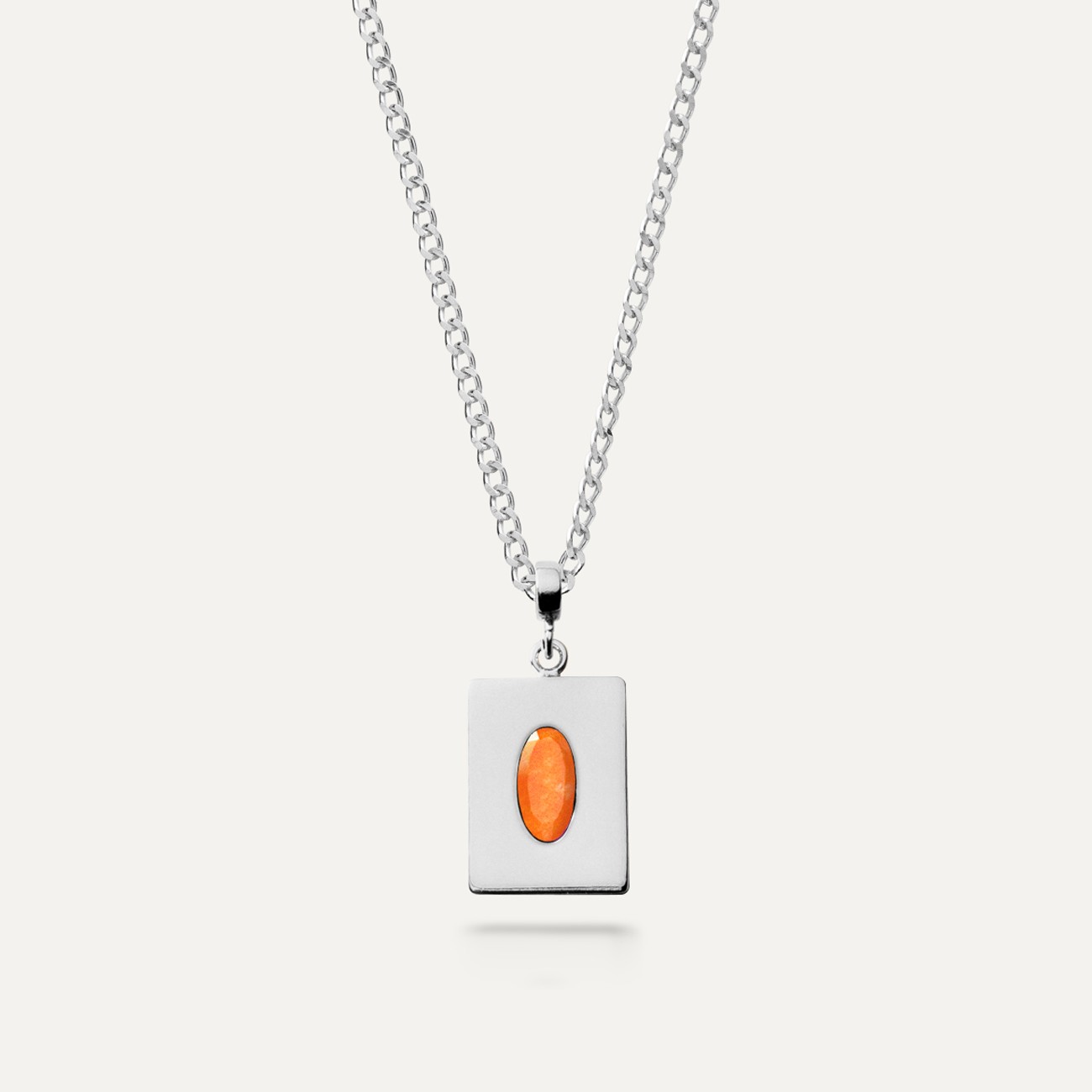 Silberner geometrischer Kettenanhänger mit einem ovalen orange Jadestein platiniert