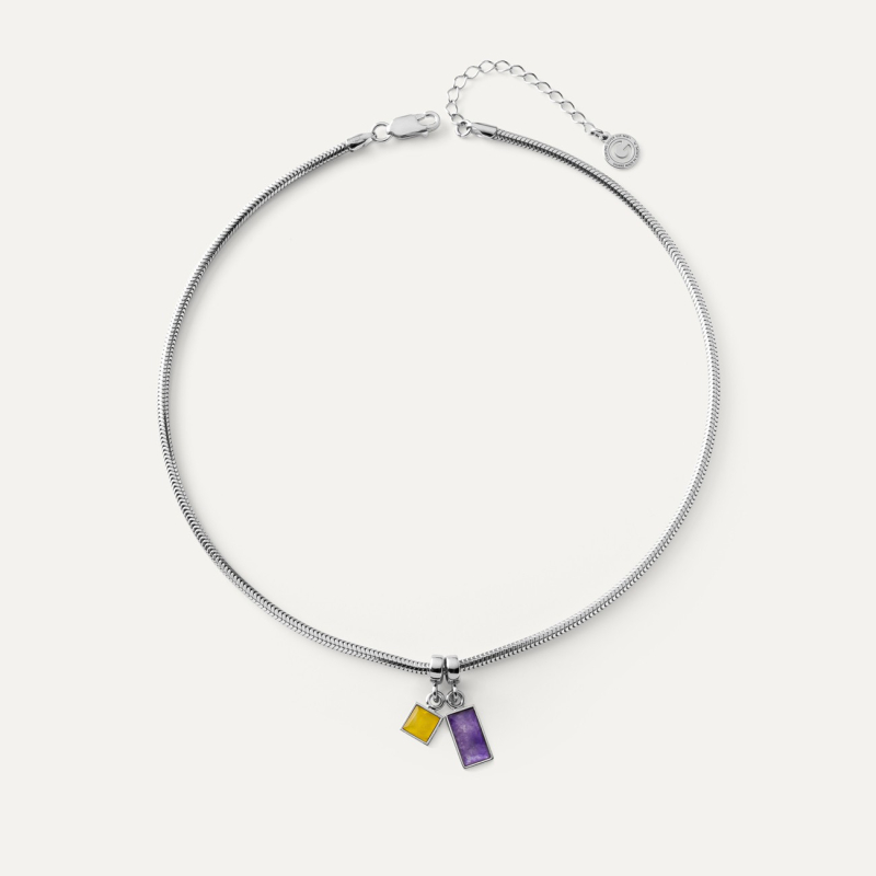 Srebrny choker z podwieszanymi kamieniami w pokryciu platyną